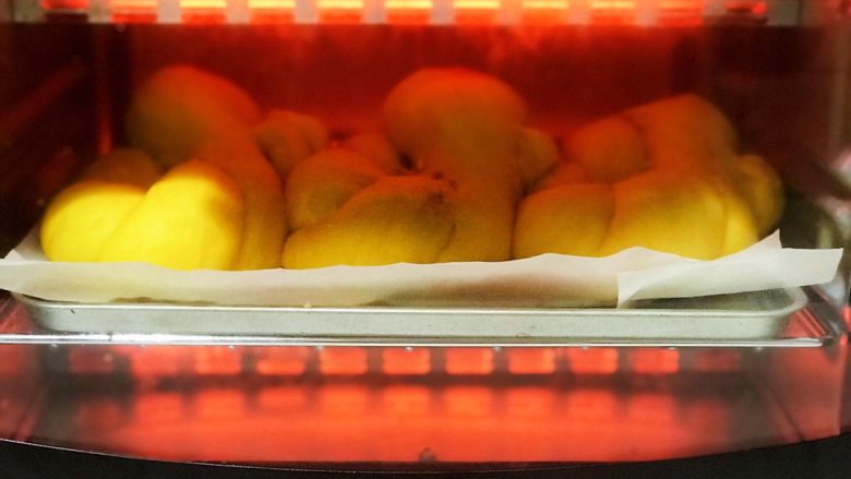 浅湘食光&南瓜奶香面包,烤箱170度20分钟（根据自家烤箱）注意上色后盖锡箔纸