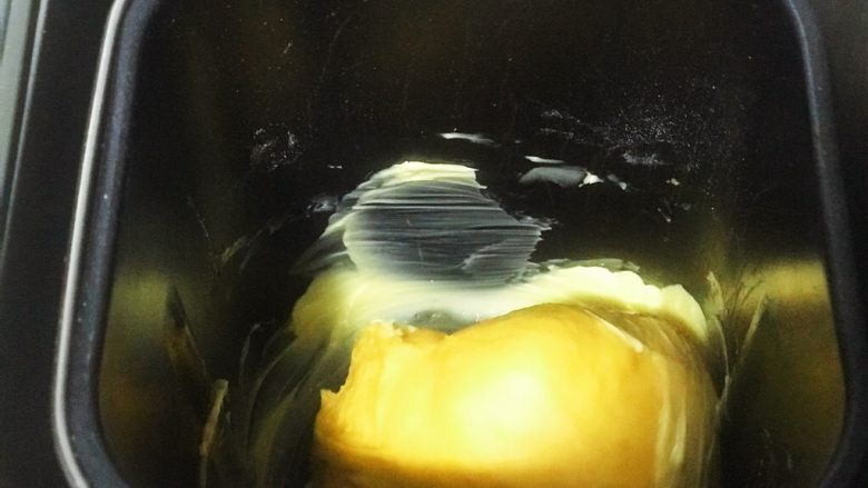 浅湘食光&南瓜奶香面包,加黄油继续揉，揉至出透明膜