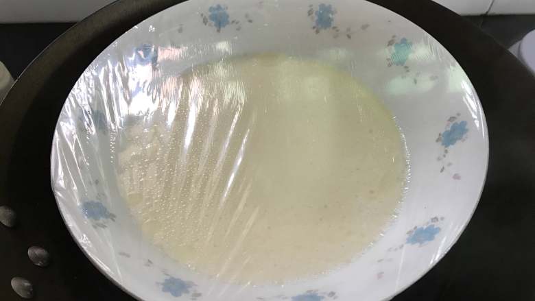 冰皮月饼,包上保鲜膜放入已经开锅的蒸锅中。蒸的过程中要把面糊搅拌几次。