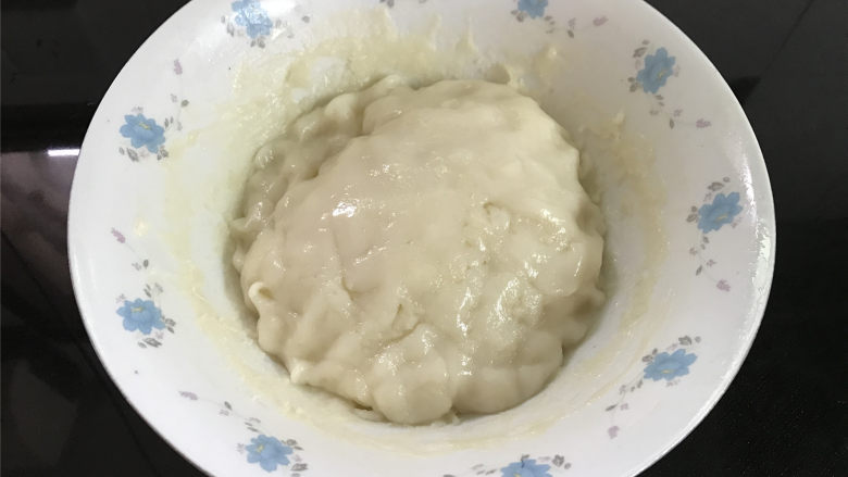 冰皮月饼,蒸大约20-30分钟，面糊呈透明状后拿出稍微晾凉后揉成面团。