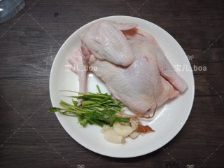 酱油鸡,鸡洗干净，葱和香菜切短，大蒜和沙姜拍扁