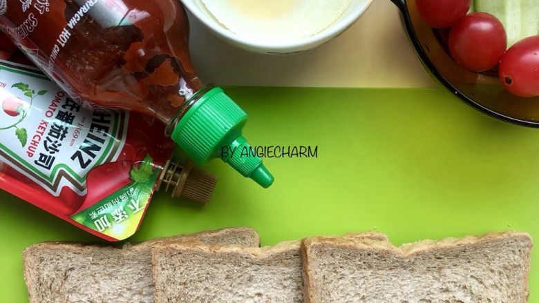经典餐蛋芝士三明治,青瓜用削皮器削成薄片。