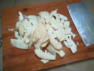 竹笋焖腊肉,冲洗一下后对半切开，然后斜切片