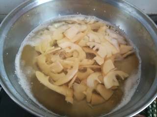 竹笋焖腊肉,水再次煮沸后继续煮1-2分钟