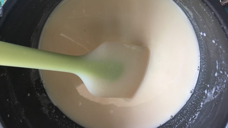 自制炼乳,中小火加热期间不断搅拌，糖分大，防止粘底糊锅