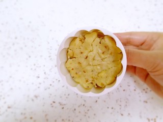 迷你核桃酥,月饼模具放好花片，放入搓好的小团子压实。
