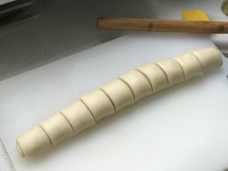 鲜肉月饼,均匀的切成10个小面剂子；