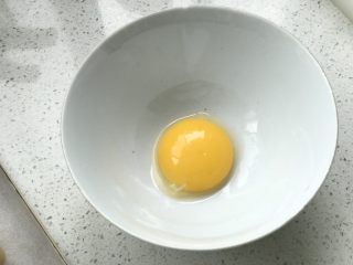 鲜肉月饼,鸡蛋打入碗里，只要蛋黄；