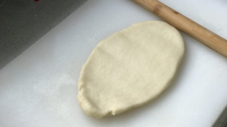 鲜肉月饼,40分钟到了，先把低筋面粉做的面团，放在砧板上用擀面杖擀开；