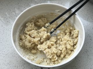 鲜肉月饼,用筷子搅成絮状；