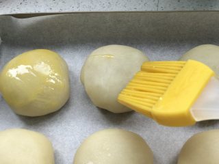 鲜肉月饼,不想盖章的，现在就可以把蛋黄液刷在月饼表面了；