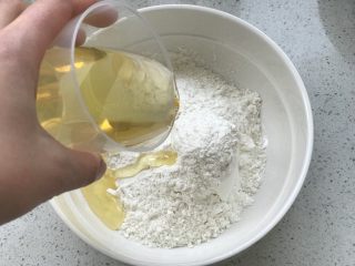 鲜肉月饼,接下来制作油酥，中筋面粉中倒入75克玉米油；