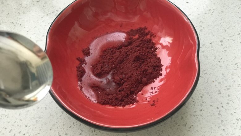 鲜肉月饼,接着准备印章用的食用色素，先用了家里现有的红曲粉，加水化开；