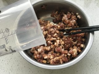 鲜肉月饼,把葱姜取出，用泡好的葱姜水分三次倒入肉馅里搅匀；