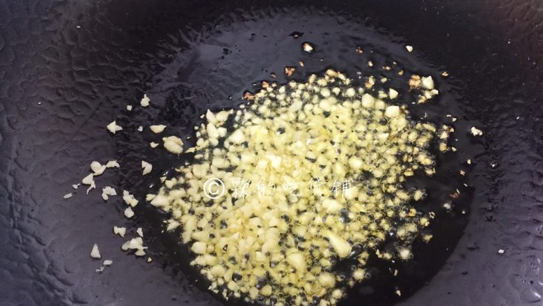 我家的蒜蓉秋葵,起油锅（油略微放多一点点），先把蒜末爆香
