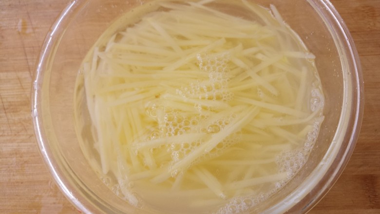 芹菜炒土豆丝,放在水里泡一下，去除土豆中的淀粉。