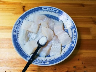 十三香巴沙鱼,均匀撒上半小勺盐