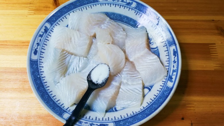 十三香巴沙鱼,均匀撒上半小勺盐