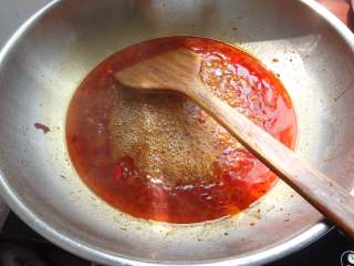 香辣水煮肉片,另起锅放入油放入豆瓣酱炒香炒出红油后加入开水放一点盐烧开