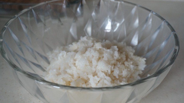 咖喱洋葱鸡肉糯米烧麦,蒸好的米饭取出备用