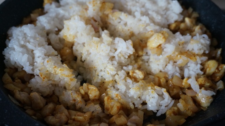 咖喱洋葱鸡肉糯米烧麦,加入糯米饭继续煸炒