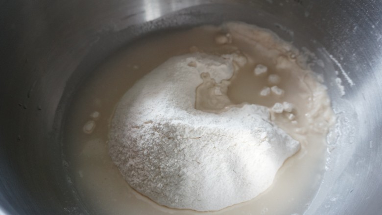 咖喱洋葱鸡肉糯米烧麦,这时候我们来做烧麦皮，粉类混合加入水