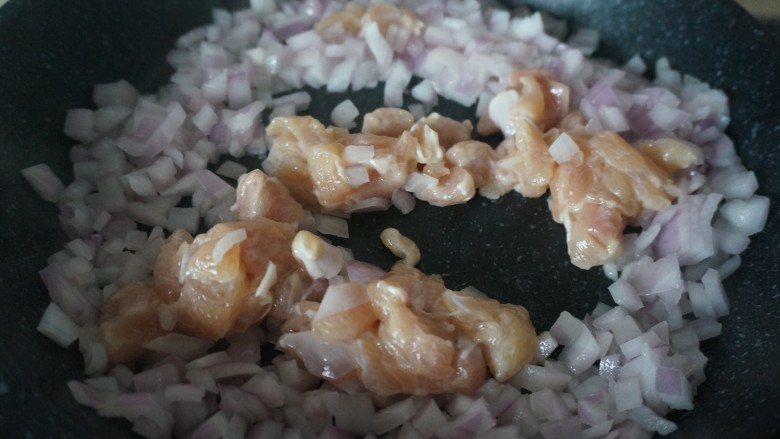 咖喱洋葱鸡肉糯米烧麦,加入鸡腿肉继续煸炒