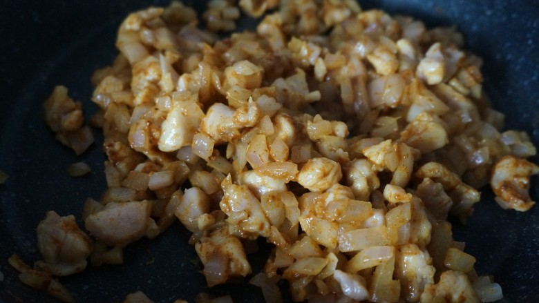 咖喱洋葱鸡肉糯米烧麦,炒匀