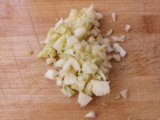 花生米拌黄瓜,接着把蒜切成蒜末。