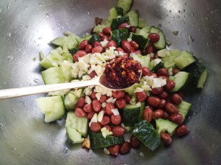花生米拌黄瓜,加入一勺辣椒油。