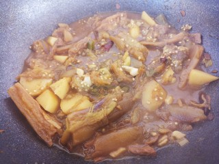 东北炖菜~茄子炖土豆,再盖盖子焖两分钟就可以出锅了。