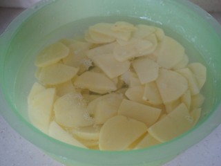 改良版的老上海罗宋汤,土豆去皮切片放水里浸泡下