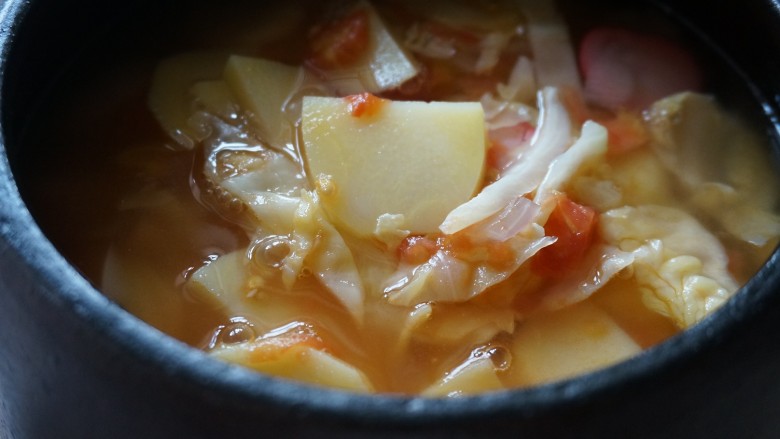 改良版的老上海罗宋汤,加入水开始煲煮