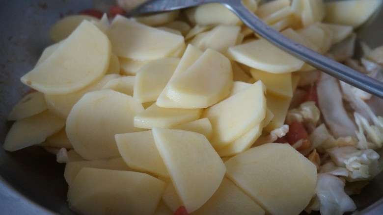 改良版的老上海罗宋汤,加入土豆片继续翻炒