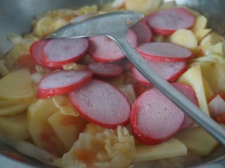 改良版的老上海罗宋汤,最后加入红肠炒匀