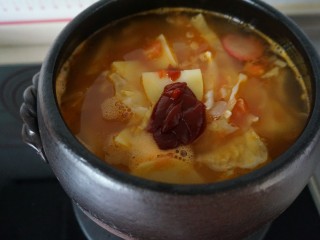 改良版的老上海罗宋汤,炒好的番茄酱放入砂锅内，水开后转小火焖煮