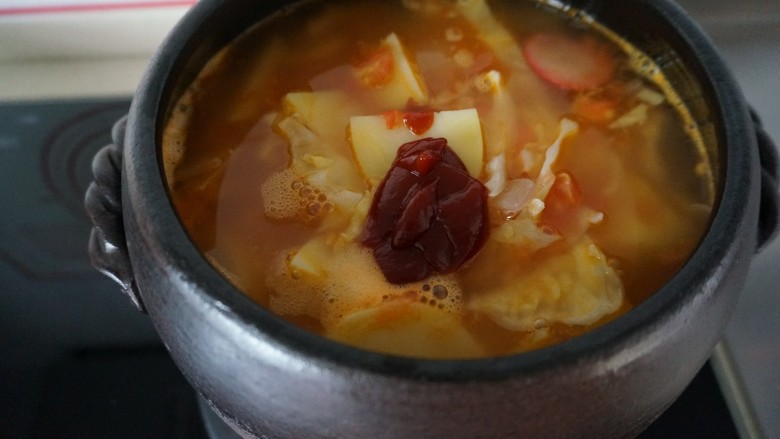 改良版的老上海罗宋汤,炒好的番茄酱放入砂锅内，水开后转小火焖煮