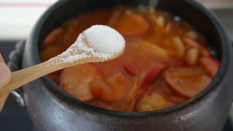 改良版的老上海罗宋汤,这时候加入盐调味，试试咸淡