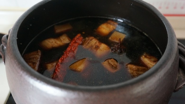 欲罢不能的土豆红烧肉,加入水开始煮