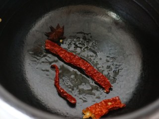 欲罢不能的土豆红烧肉,锅倒入油加入一个辣椒和一个八角，爆香