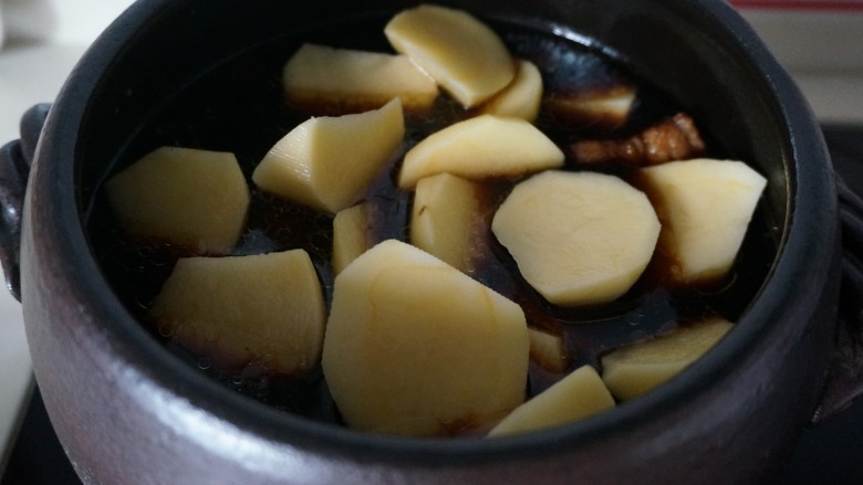 欲罢不能的土豆红烧肉,煮半小时后加入土豆