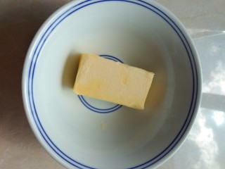 蜂蜜黄油脆片,切出40克黄油