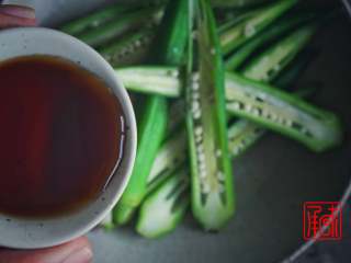 承味日式芥末秋葵, 秋葵放到盘子里放入10ml酱油和20ml出汁的混合液。