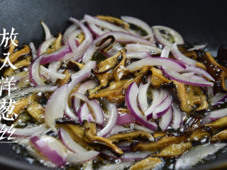 酱炒杂蔬面,6.用锅中剩余的油，放入香菇丝和洋葱丝翻炒；