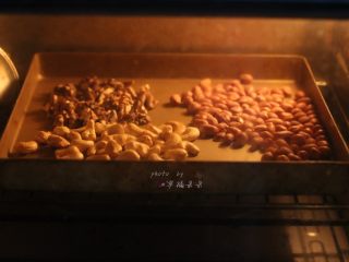 广式五仁月饼,先准备五仁馅料，生的坚果仁放在烤盘里，在烤箱里175度烤15分钟左右烤熟，期间注意翻面，以防烤糊