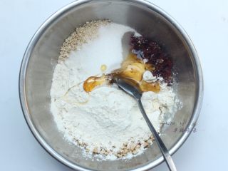 广式五仁月饼,再依次加入糕粉、细砂糖、麦芽糖、凉开水和玉米油