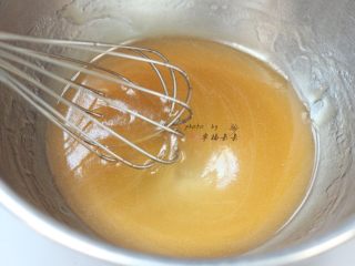 广式五仁月饼,再加入玉米油，用手抽搅拌至乳化状态，呈细腻粘稠状