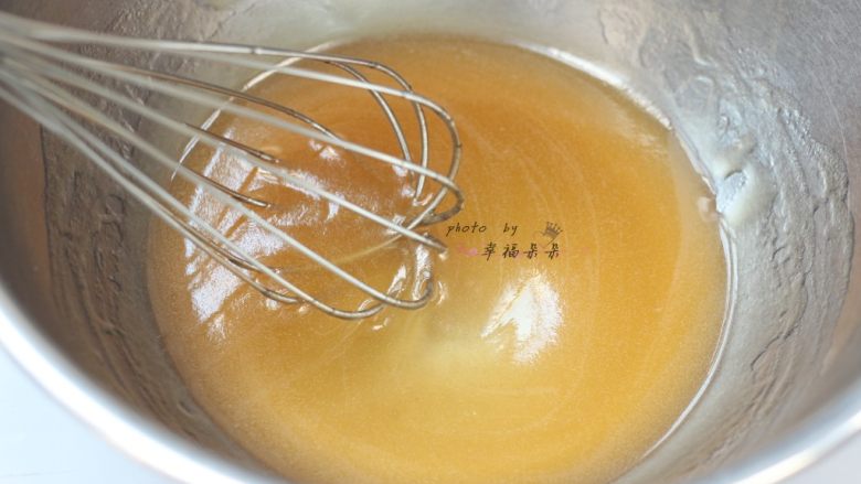 广式五仁月饼,再加入玉米油，用手抽搅拌至乳化状态，呈细腻粘稠状