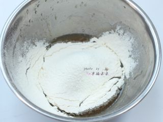 广式五仁月饼,过筛加入低筋面粉