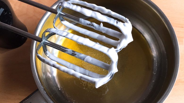 火龙果蛋糕,油中加入盐和细砂糖10克，打蛋头无需清洗。